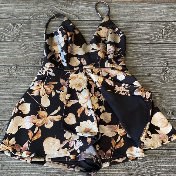 V Cut Neck Spaghetti Straps Floral Romper Dress - Picture 4 of 4